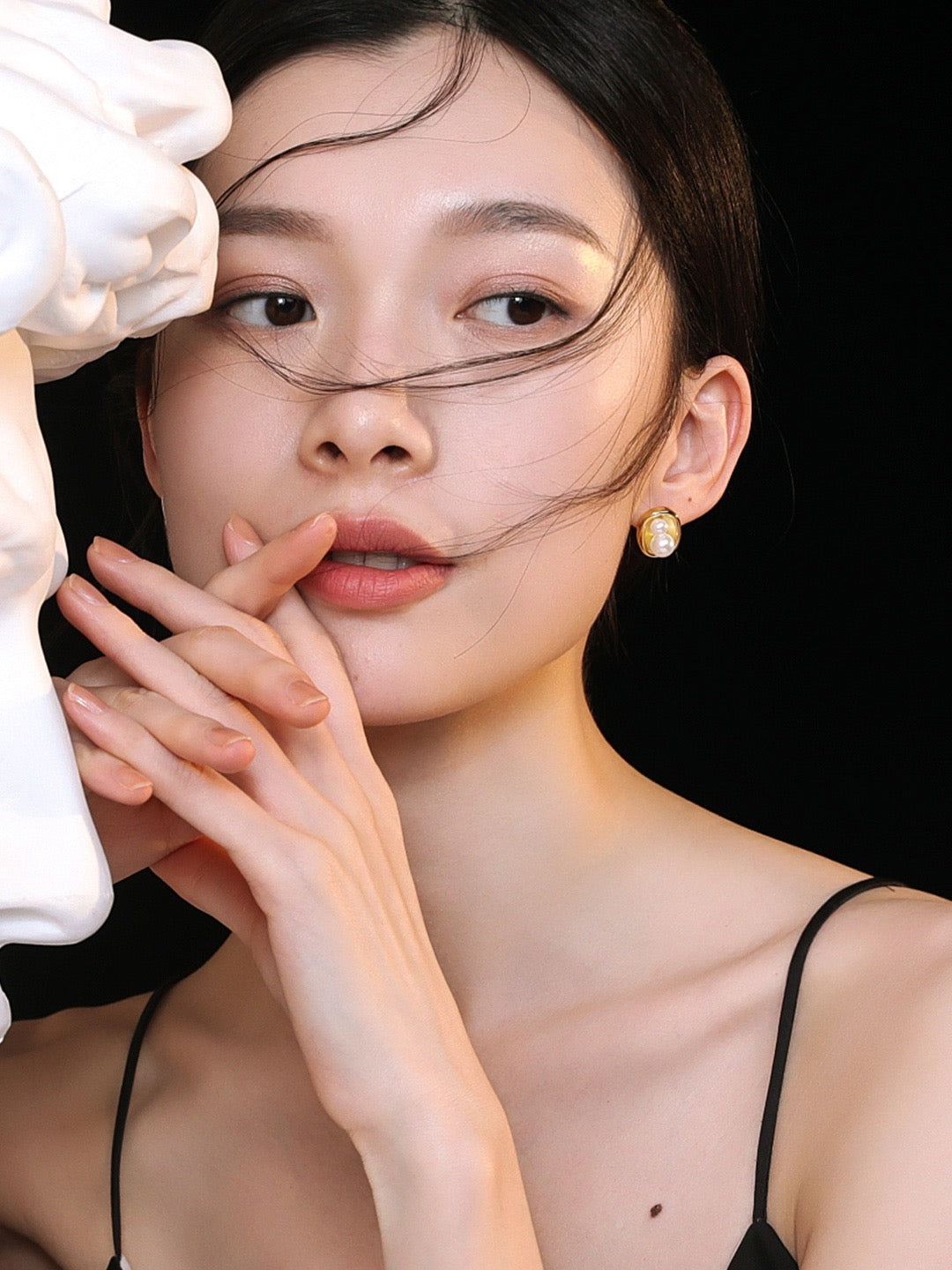 Pearl Earrings: Luminous Pearls, Timeless Elegance