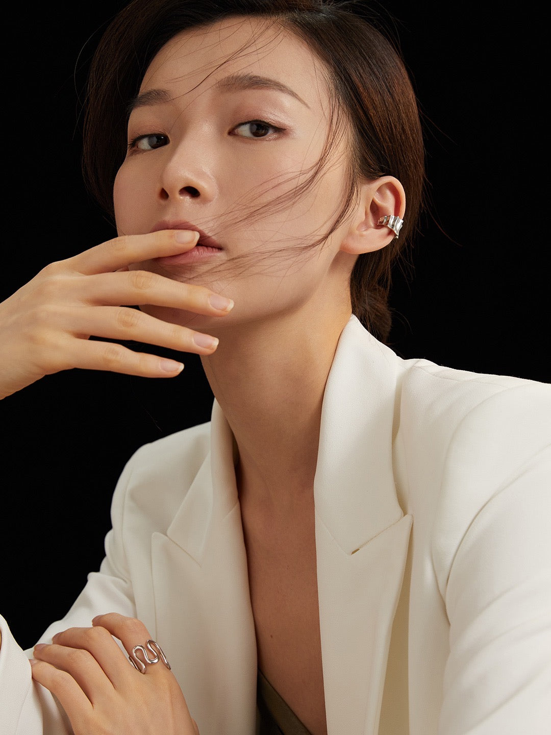 Pure Silver Minimalist Ring: Simple Elegance