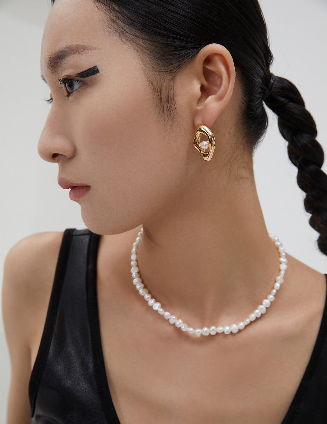 Crescent Moon Pearl Earrings: Luminous Elegance